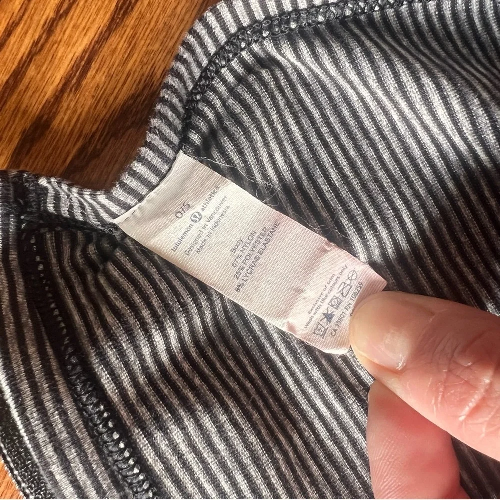 Lululemon Vinyasa Wrap Zip Neck Scarf black/gray/white with gold zipper